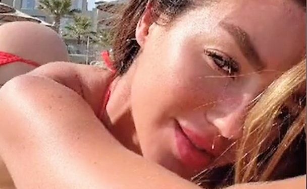 Sellfie në plazh/ Modelja kap në befasi gruan që e fotografonte nga pas: “Mos ka ndonjë kënd më të mirë?!” (video)