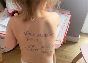 Rrëngjeth nëna ukrainase. I shkruan të bijës 4 vjeçe të dhënat mbi shpinë, që ta gjejnë në rast se  e vrasin