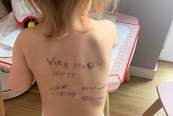 Rrëngjeth nëna ukrainase. I shkruan të bijës 4 vjeçe të dhënat mbi shpinë, që ta gjejnë në rast se  e vrasin