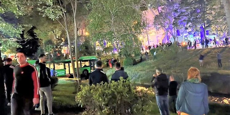 Aksidenti/ Autobusi me logon “Bashkia Tiranë” përfundon në Lanë. Kryeqyteti në kaos