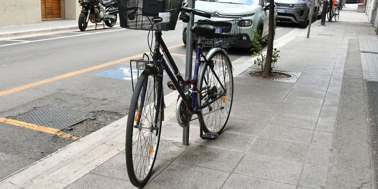 Pezmi i qytetares  adreson problematikën e parkingjeve të biçikletave/  “Besoj se biçikleta ime meriton të lidhet tek shtyllat e sheshit, ose dita pa makina është hipokrizi”
