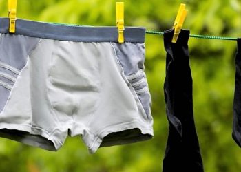 A jemi në recesion? Përgjigjen mund ta gjeni tek të mbathurat e burrave! Nga Irena Beqiraj