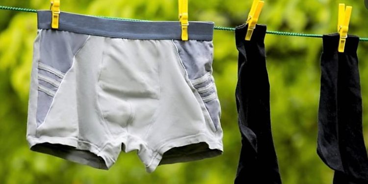 A jemi në recesion? Përgjigjen mund ta gjeni tek të mbathurat e burrave! Nga Irena Beqiraj