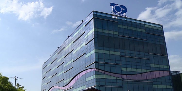 Plas në televizionin kombëtar Top Channel. Televizioni akuzon punonjësit për gjobëvënie, punonjësit akuzojnë pronaren e televizionit