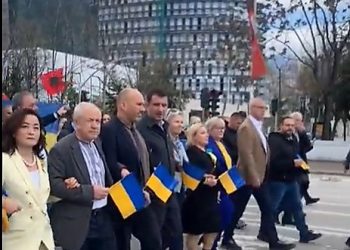Në Tiranë protestohet për Ukrainën. Në shesh Veliaj, Yuri Kim dhe përfaqësues të tjerë të ambasadave europiane