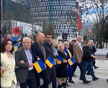 Në Tiranë protestohet për Ukrainën. Në shesh Veliaj, Yuri Kim dhe përfaqësues të tjerë të ambasadave europiane