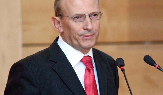 “Rritja e mesatares në 7,5 për programet Bachelor, të cilat vetëm emërtimin kanë “Mësuesi”, por nuk kanë të drejtë të diplomojnë mësues, është e pabazë,  diskriminon maturantët”. Nga Myqerrem Tafaj, ish ministër i Arsimit