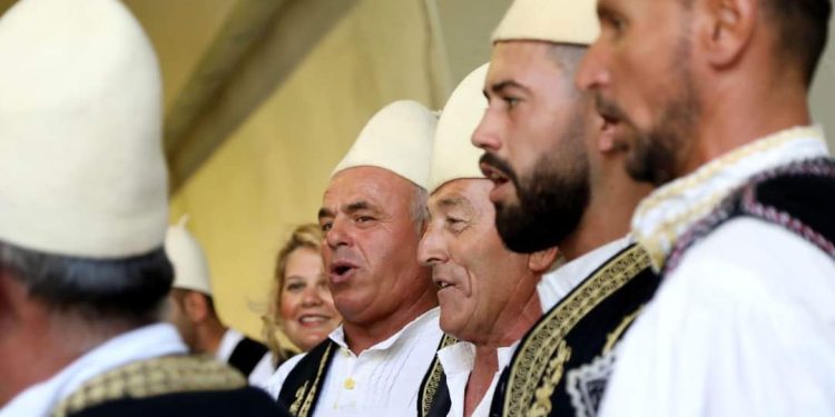 “Kanabis legal në lëmë, qeverinë mbi kokë e vëmë”. Nisin talljet me “Grupin e Bilbilit”. Ja titujt e CD së re sipas Lutfi Dervishit
