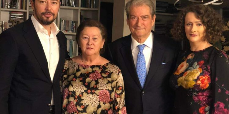 Berisha uron të shoqen për ditëlindje: “Më e mira e familjes sonë”