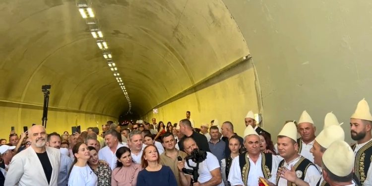 “Kush punon për këtë truall, këngën labe ka shpërblim”! Pas Enverit, Ramës  Erdoganit dhe  Rrapush Xhaferrit, lebërit këngë edhe Ballukut  e Gjiknurit