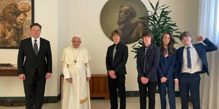 Elon Musk takon Papën. Pozon me 4 nga 7 fëmijtë e tij