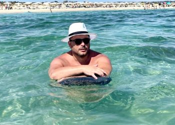 Nga Flavio Qarri: “Suksese kolegut…po shto një hale dhe një vëzhgues, je që je duke marrë edhe një hale me lek për çadrën”