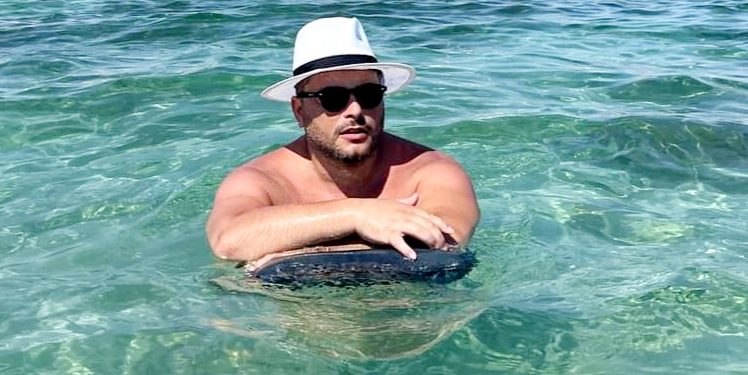 Nga Flavio Qarri: “Suksese kolegut…po shto një hale dhe një vëzhgues, je që je duke marrë edhe një hale me lek për çadrën”