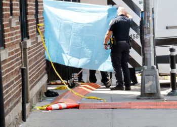 New York Post raporton tragjedinë e çiftit Balliu-Shehi. “Babai i dy fëmijëve që u hodh nga kati i gjashtë në Bronx, ishte një aktor nga Shqipëria”/ foto dhe video nga vendngjarja
