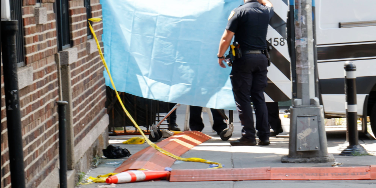 New York Post raporton tragjedinë e çiftit Balliu-Shehi. “Babai i dy fëmijëve që u hodh nga kati i gjashtë në Bronx, ishte një aktor nga Shqipëria”/ foto dhe video nga vendngjarja