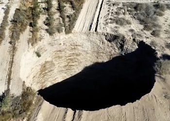 Mbin një gropë e stërmadhe në Kil. Specialistët po hetojnë shkaqet