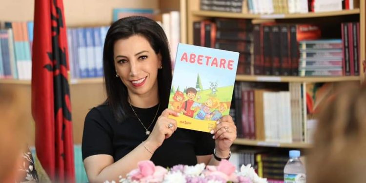 Çfarë gafe dhe budallallëku ndërtimi i abetares të përbashkët Shqipëri – Kosovë!”, nga Artan Fuga