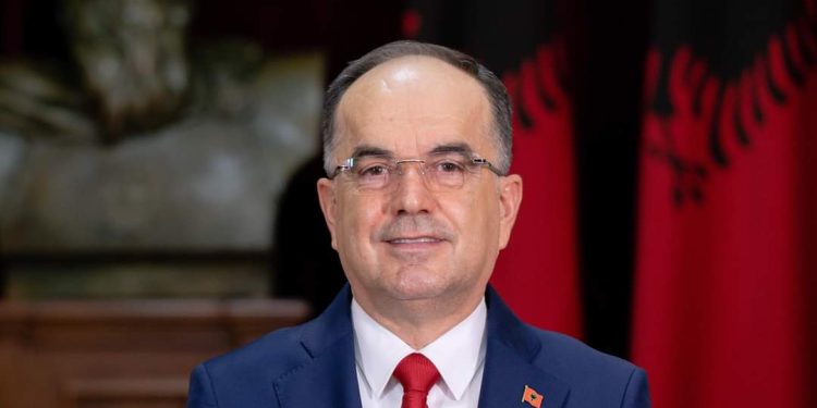 Presidenti Bajram Begaj ngushëllon Karlin III për ndarjen nga jeta të mbretëreshës, nisin talljet në rrjet: “Turp, vajti hoqi nga puna dhe Zhvarcin, nuk do ta linte të bënte këto gafa”