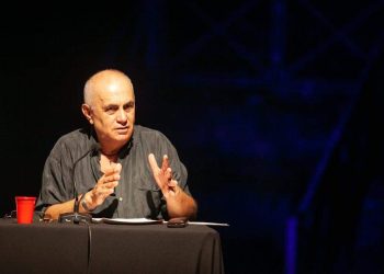 Akademiku Fuga rihap diskutimin mbi shqiponjën dy krerëshe: “Me dy krena apo me kokë të hapur në dysh?”