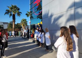 Reagon shkolla “Mehmet Akif”: “Kemi patur inspektime  të rregullta nga autoritetet Ministrisë së Arsimit dhe nuk na kanë vënë në dukje  asnjë problem. Sot, njoftohemi përmes postës, se institucioni ynë nuk i plotëson kriteret për vijimin e aktivitetit”