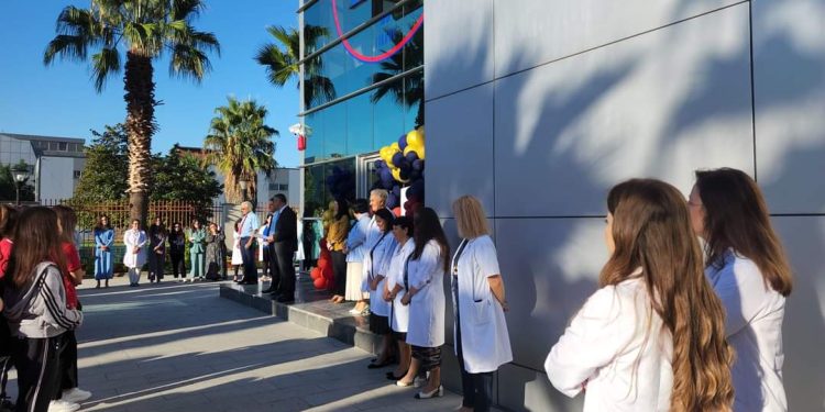 Reagon shkolla “Mehmet Akif”: “Kemi patur inspektime  të rregullta nga autoritetet Ministrisë së Arsimit dhe nuk na kanë vënë në dukje  asnjë problem. Sot, njoftohemi përmes postës, se institucioni ynë nuk i plotëson kriteret për vijimin e aktivitetit”