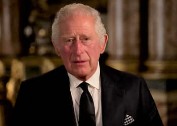 ME VIDEO/ Karli III mbërrin në Bukingham Palace. Falënderon popullin  për homazhet ndaj Mbretëreshës Elizabetë