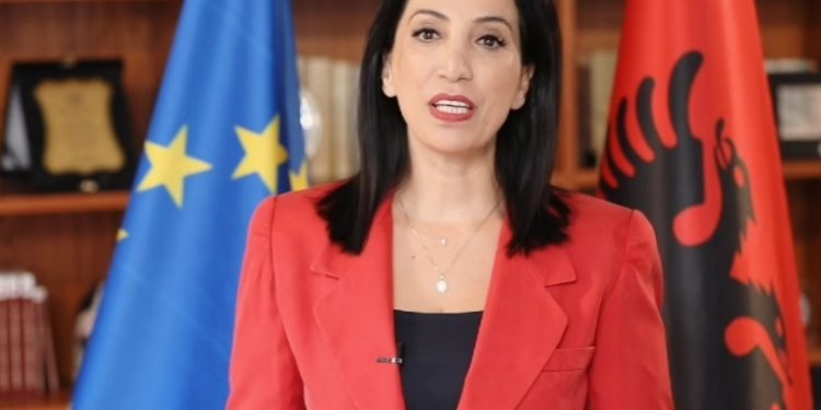 Ministrja e Arsimit Kushi uron që sot nisjen e viti të ri shkollor: “Do jetë një vit plot me projekte”