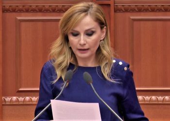 Tabaku: “Shqiptarët ikin se shohin që korrupsioni ha e pi me qeverinë, po ky Parlament nuk e  ka një ditë për ta diskutuar këtë”