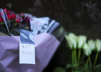 ME FOTO/ Anglezët vajtojnë ikjen e Mbretëreshës Elizabetë