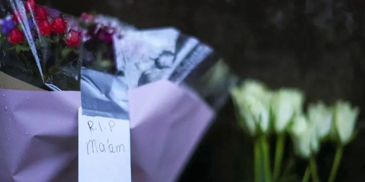 ME FOTO/ Anglezët vajtojnë ikjen e Mbretëreshës Elizabetë