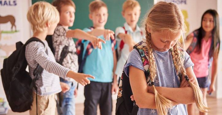 Mesazhi që po qarkullon në rrjet këtë fillim shkolle: “Të dashur prindër, shpjegojuni fëmijëve  se nuk ka gjë të keqe të veshësh të njëjtat rroba çdo ditë”