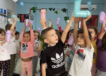 “Rikthim të mbarë në kopsht”, përfaqësuesit e Twistshake u dhurojnë fëmijëve shishet e ujit, si mesazh për shmangien e shisheve plastike