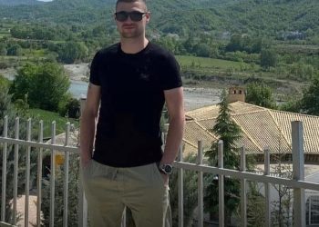 Deklaratat e dhimbshme të babait të Laer Kurtit: “E birësova kur ishte 2 vjeç, nuk më lënë ta shoh. Nuk ka pasur probleme shëndetësore”