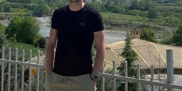 Deklaratat e dhimbshme të babait të Laer Kurtit: “E birësova kur ishte 2 vjeç, nuk më lënë ta shoh. Nuk ka pasur probleme shëndetësore”