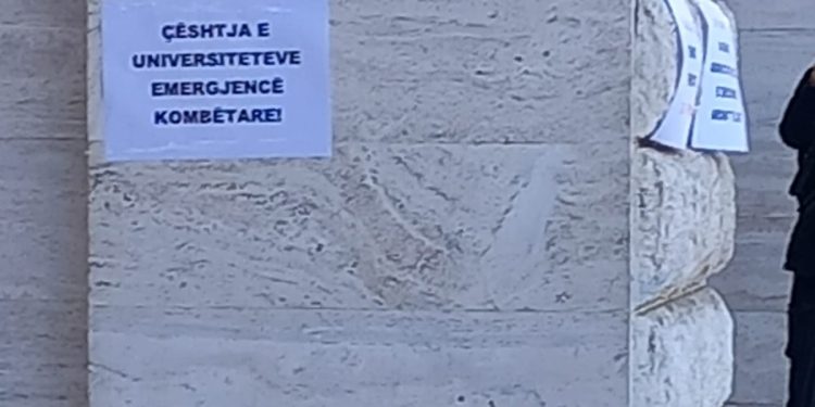 Mbahet greva e pedagogëve, mes kërkesave edhe rivlerësimi i orës mësimore, dikur me vlerën 3000 lekë të vjetra