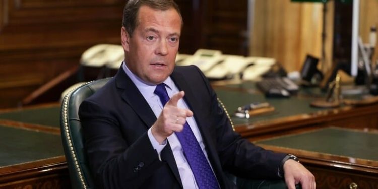 Zelenski bën gati kërkesën për në NATO, Medvedev: “Ide e shkëlqyer. Po i lutet NATO-s të nisë Luftën e Tretë Botërore”