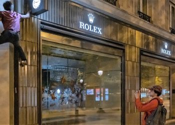 PARIS/Të rinjtë që praktikojnë sportin Parkour, fikin dritat e rrugëve për të kursyer energjinë