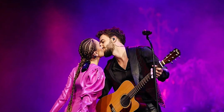 FOTOT/ Skenografia mahnitëse e recitalit “Me zemër”. Venera Lumani dhe Lindi Islami performojnë në një botë përrallash