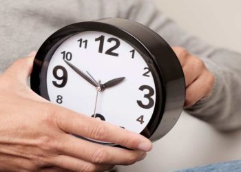 Ndryshon ora/ Nga sot, shkojmë 60 minuta pas