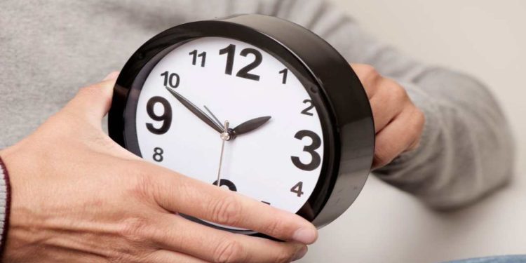 Ndryshon ora/ Nga sot, shkojmë 60 minuta pas