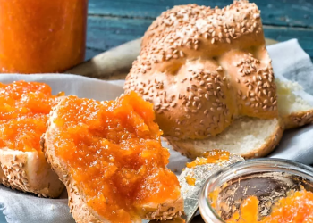 Reçel karrotash të reja me kanellë