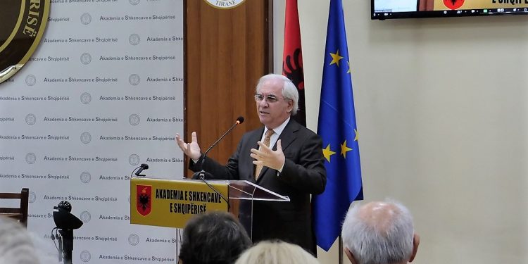 Studiuesja Ledi Shkreli kap gafil Gjinushin tek citon një libër dhe autor imagjinar: “Sot ai libër ka jetën e vet, si shenjë e hajnisë intelektuale të kryeakademikut”