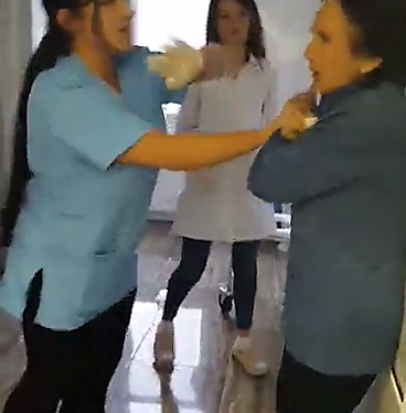 Rrahin të moshuarën në një shtëpi pleqsh në Pejë/ Rasti që po trondit mbarë shqiptarinë (video)