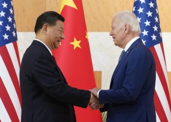 Biden dhe Xi Jiping shtrëngojnë duart:  “Të sheshojmë diferencimet si superfuqi e të pengojmë që konkurrenca të na shpjerë në konflikt”