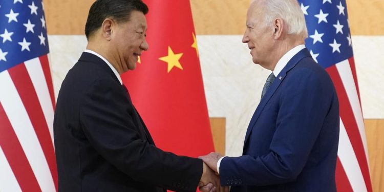 Biden dhe Xi Jiping shtrëngojnë duart:  “Të sheshojmë diferencimet si superfuqi e të pengojmë që konkurrenca të na shpjerë në konflikt”