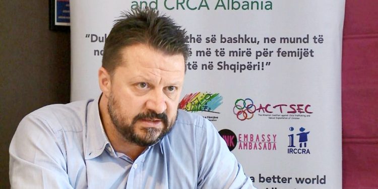 “Vaksina e kancerit të mitrës u duhet bërë dhe vajzave dhe djemëve, sepse i mbron të dy”, nga Altin Hazizaj