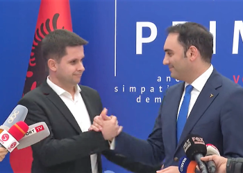 Primaret në PD/ Këlliçi dhe Alimehmeti shtrëngojnë duart përballë Veliajt:   “Do jemi si një trup i vetëm”