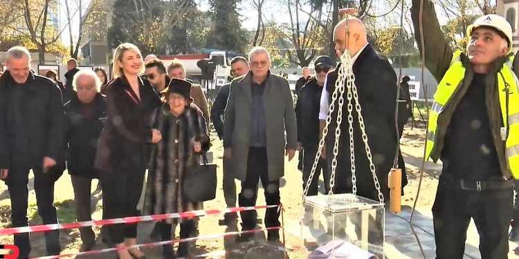 Teatri Kombëtar i riu/ Vihet guri i themelit (live)