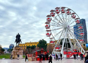 ME FOTO/ Tirana prag 2023-it. Hareja  e festave në sheshin “Skënderbej”