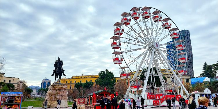 ME FOTO/ Tirana prag 2023-it. Hareja  e festave në sheshin “Skënderbej”